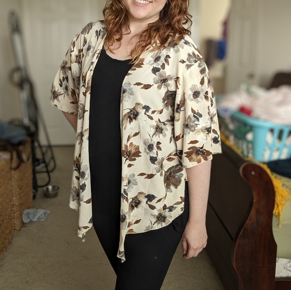 BKE Boutique Earth Tone Floral Kimono - Picture 8 of 10